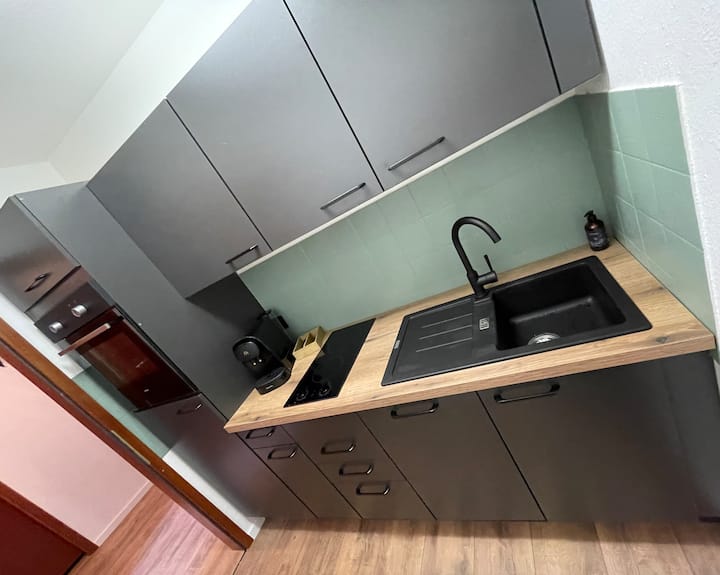 Voll ausgestattete Küche Bild 1